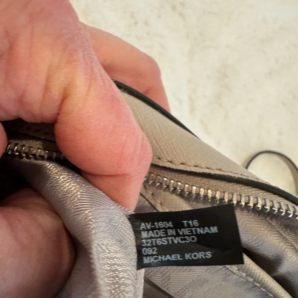 Michael Kors Women’s Jet Set Gray Perforated Crossbody Bag – EUC w/ Dust Cover - Picture 9 of 12